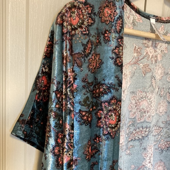 EUC Gilmour velvet floral one size open front short sleeve cardigan/kimono. - Picture 2 of 6